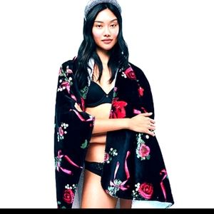 VICTORIA'S SECRET FLANNEL SHERPA BLANKET ONE SIZE 50X60 BLACK/ROSES PRINT